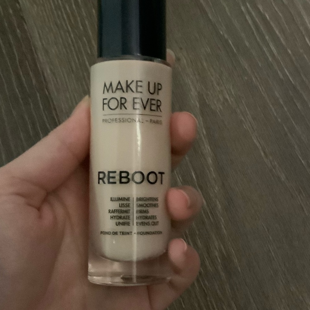 Make up for ever reboot foundation R208
